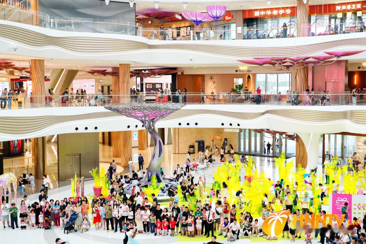 封关后第一个节假日，海南多个免税城游客爆满：黄金店门口排起长队，买苹果手机能省近