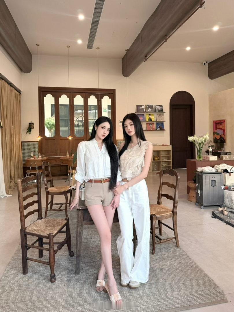 👭