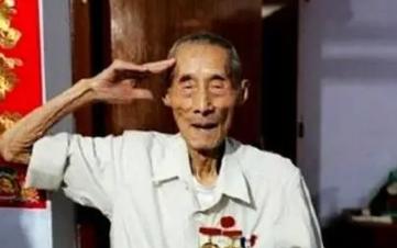 1942年黄士伟在路上埋60枚地雷阻击日军，准备预测日军会停下的地方时，他突然产