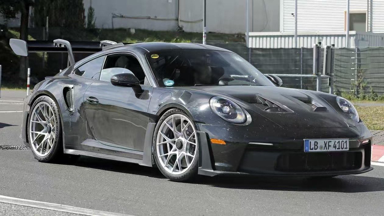 992.2的GT3RS后尾灯和后扩散器有明显调整不过为了满足明年实施的欧七排放