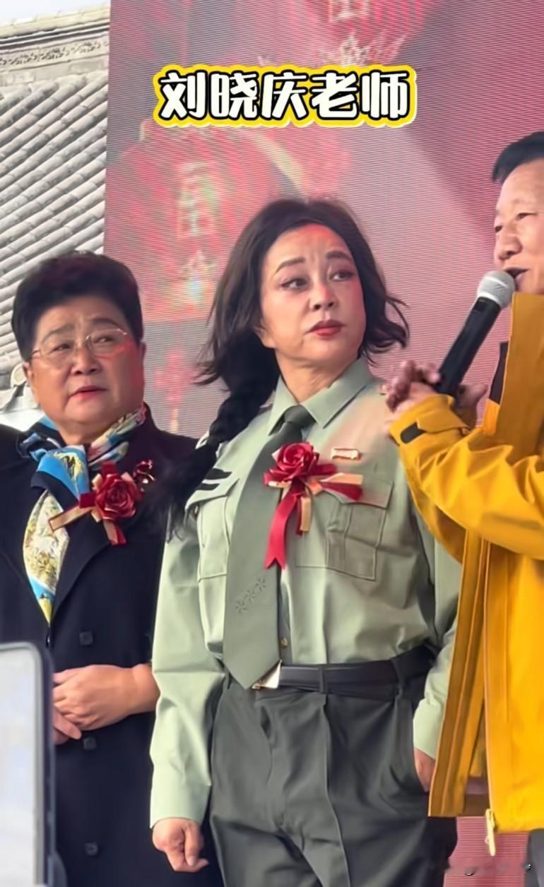 小庆老师越老越有男人味，女生男相富贵，不过人不服老是不行啊，庆姐姐手抖的厉害了