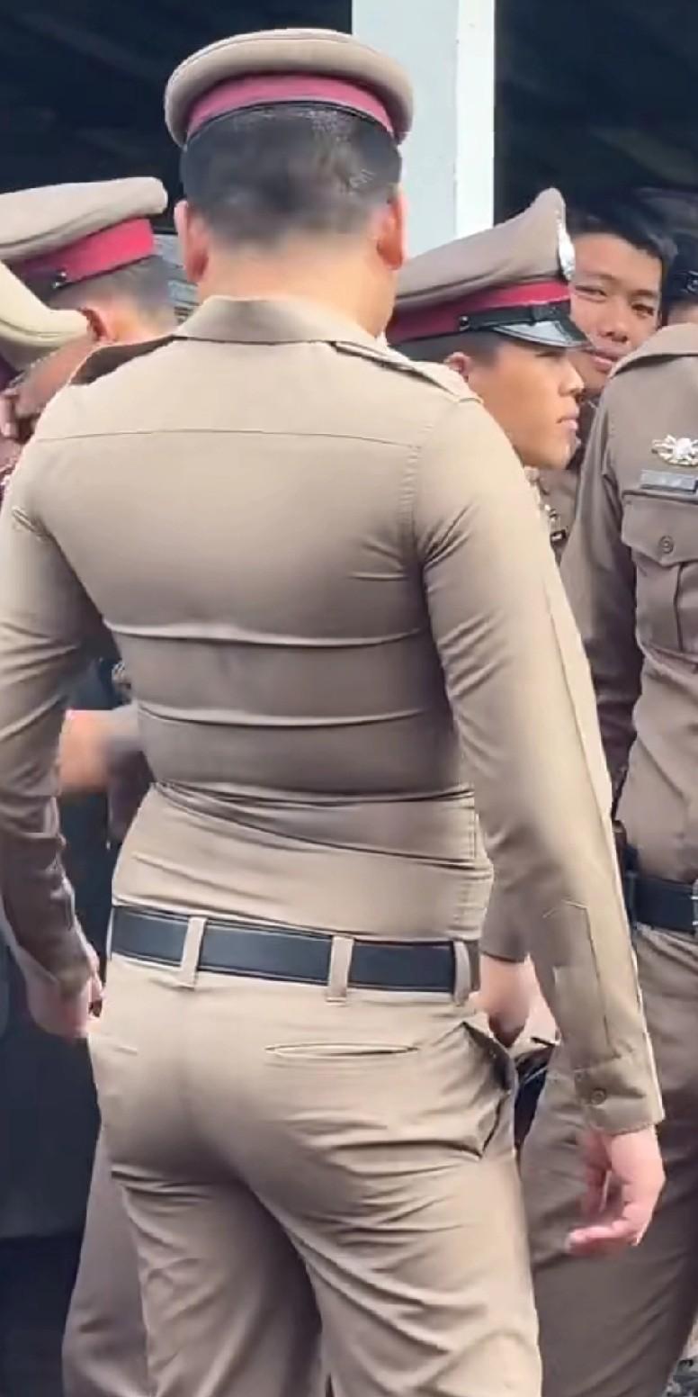 这位泰国小哥的制服确实有点抢镜！就他一个人的衣服看着特别紧绷，扣子居然还很坚强地