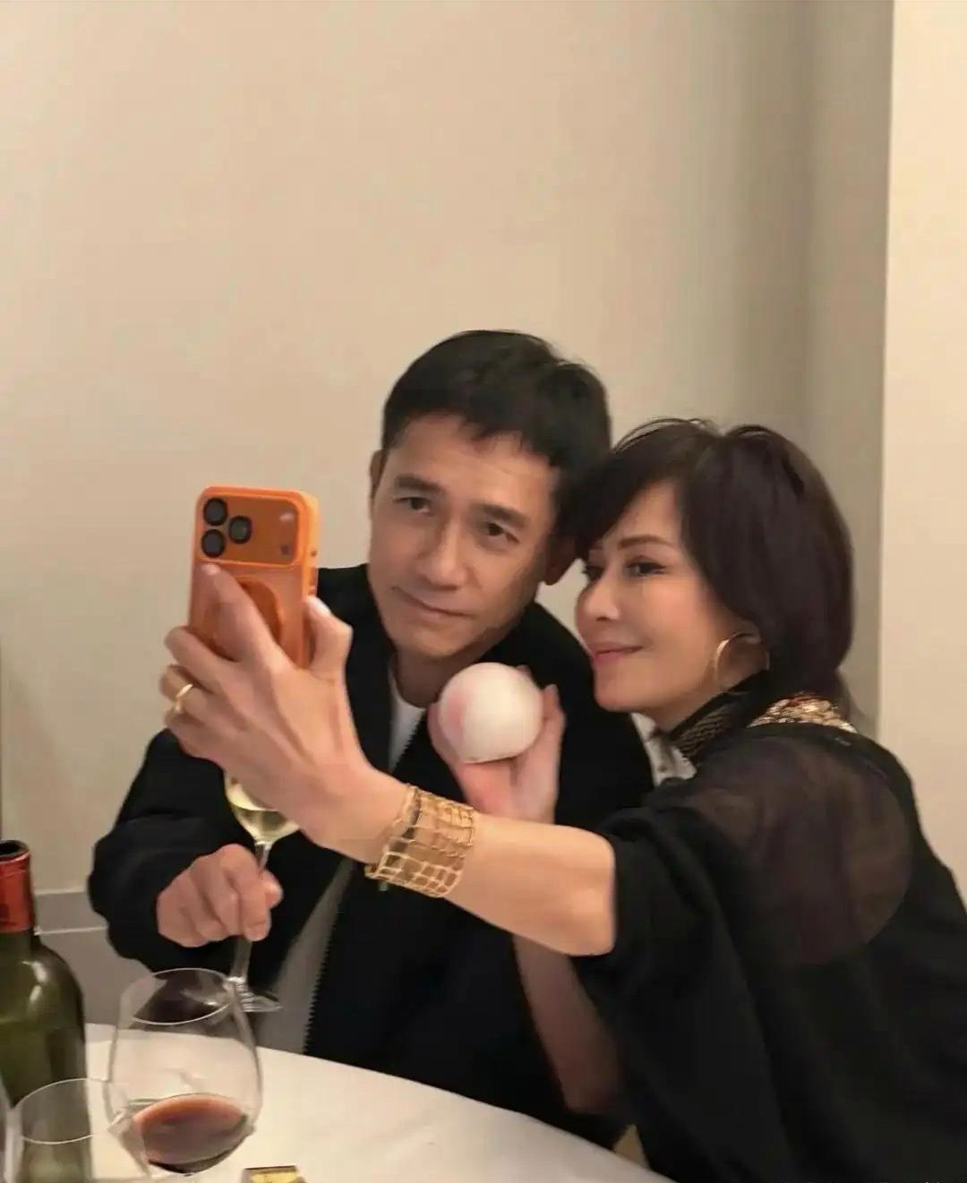 刘嘉玲和老公梁朝伟一起庆祝60岁生日，很多亲友都在场，非常热闹！刘嘉玲打扮贵气，