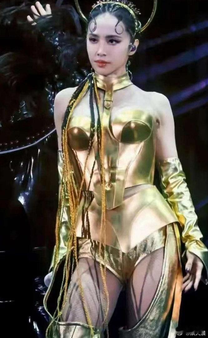 蔡依林演唱会造型前卫又惊艳，气场全开，舞台魅力直接燃爆全场！