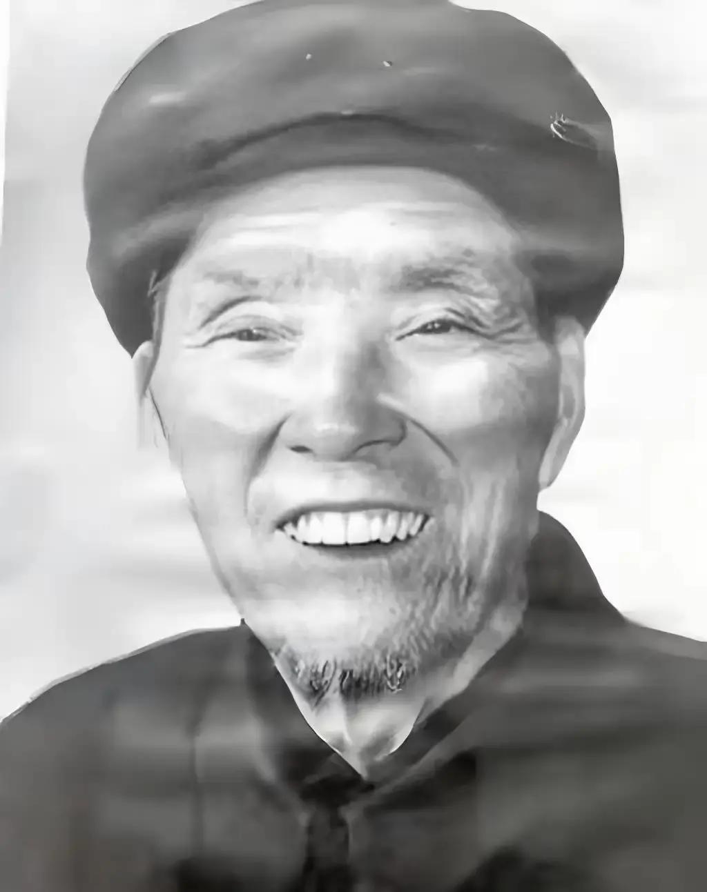 1979年8月，兰州军区大门口，一个穿着粗布衣裳的80岁老农走到哨兵面前：“我姓