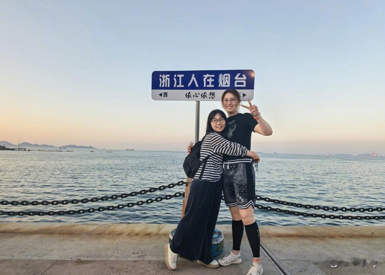 傅园慧怎么这么搞笑，前面还美美地拍照，突然画风一变，到最后把路标扛在肩头。