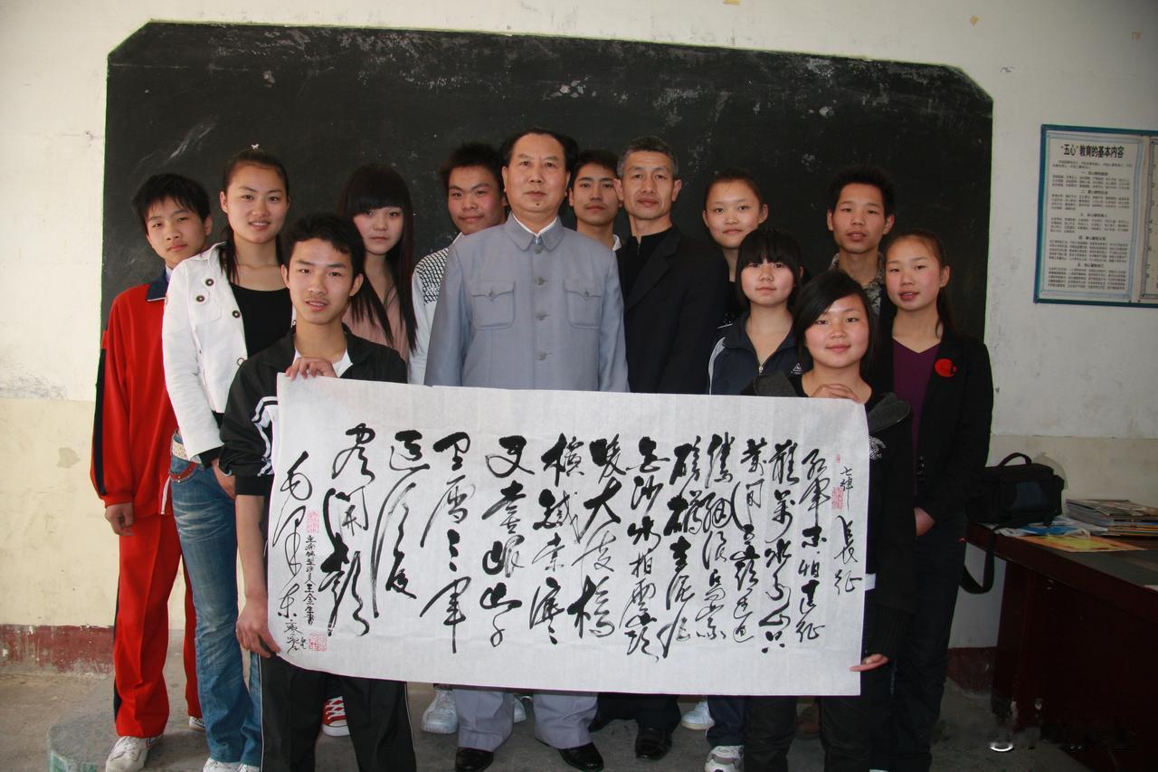 16年前，湖南知名书法家走进京山武校，泼毫泼墨传递红色文化笔