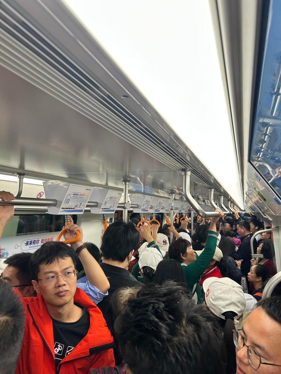 打卡深圳地铁13号线首发列车今年的13号线中段，意义实在太重大了深圳地铁上新了深