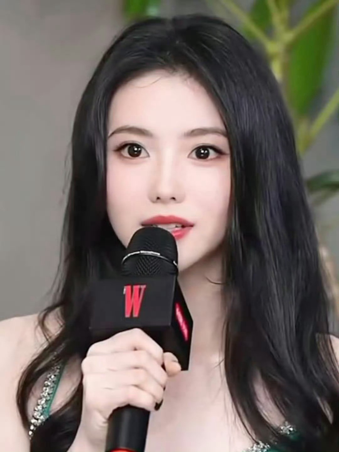 以下分别是三个博主发的图，眼神怎么回事​​​