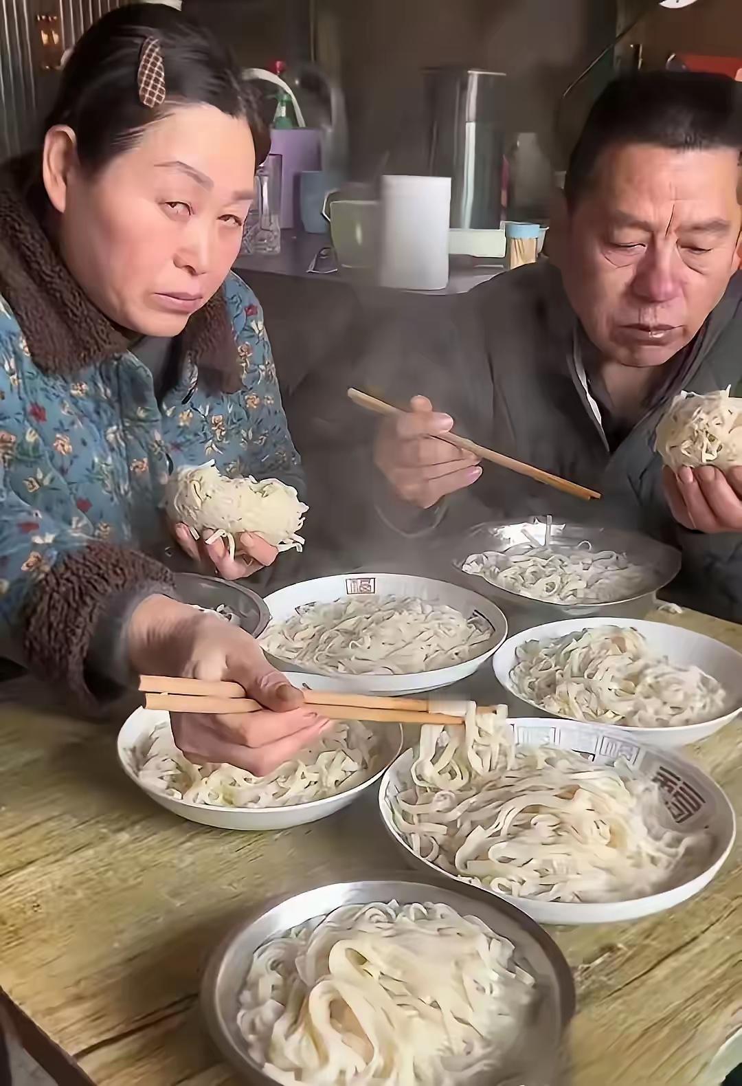 遇到这样的老婆怎么办？这是老婆做的饭，一碗又一碗面条摆在桌子上，男人拿着馒头