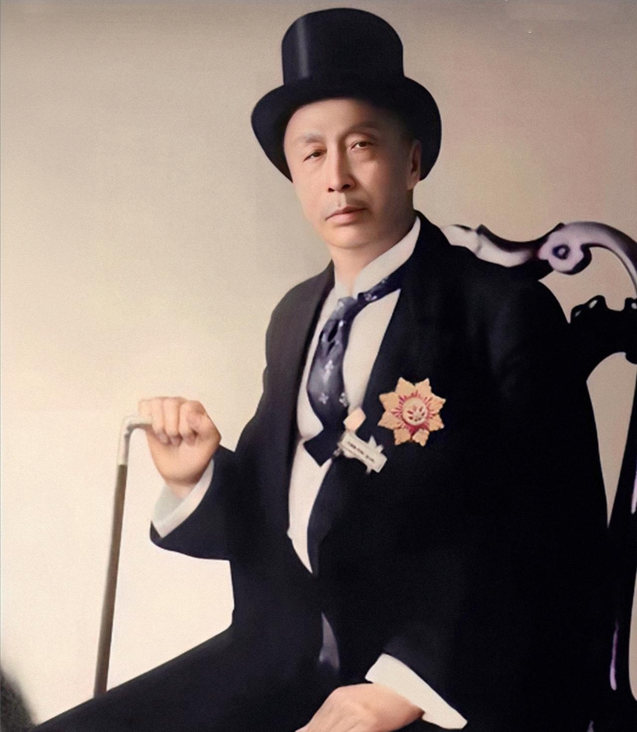 1898年，华人首富张弼士去买船票。德国轮船公司的售票员上下打量他，轻蔑地说