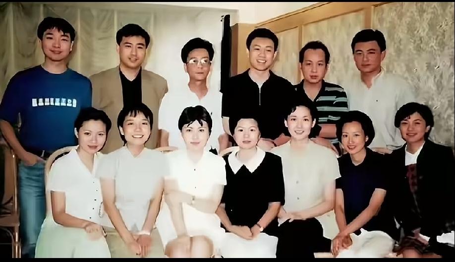 90年代那张央视主持人的合照实在是无比珍贵。例如。站在中间的邢质斌风华正茂，播报