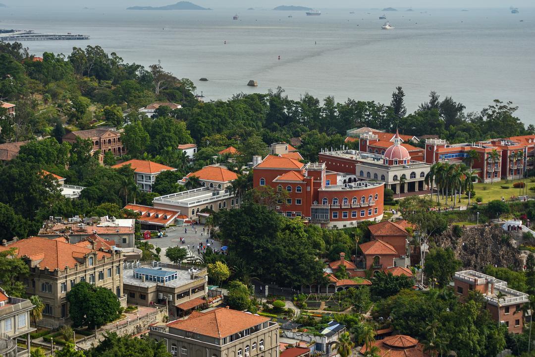 太喜欢厦门了!尤其是鼓浪屿的漫步，那简直是我心里的白月光。别的地方旅游是“逛”，