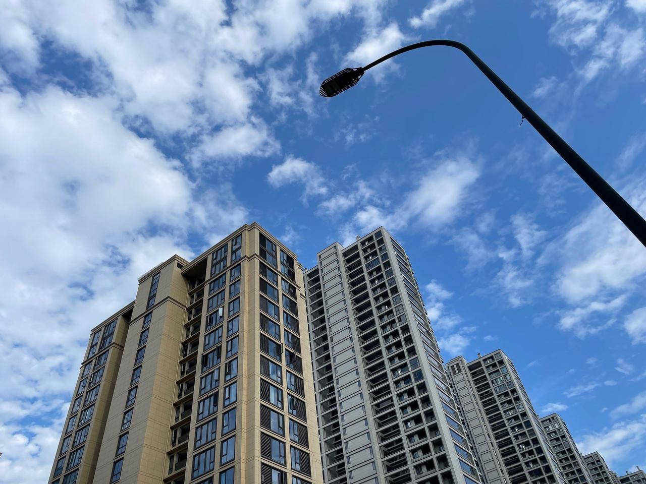 现在买房还是年后买，这事儿真不好说。要是现在买，有些开发商为了年底冲业绩，优惠力