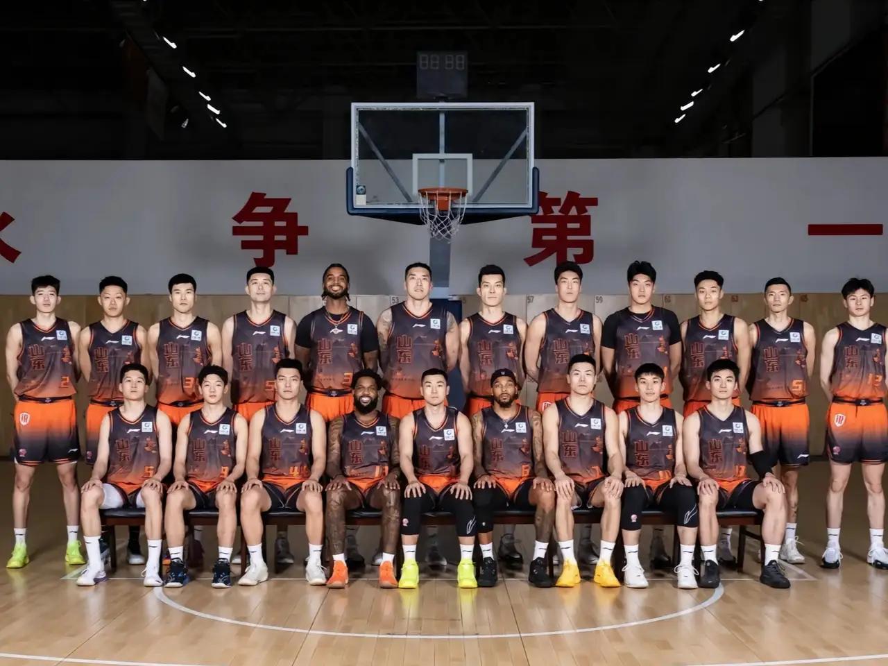 CBA最新消息：据山东男篮主帅邱彪指导参加赛后采访时表示：浙江广厦是上赛季的总冠