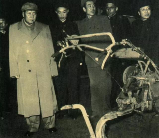 1958年，主席在湖北视察期间，看到了我国生产的第一台手扶小型拖拉机，他当时异常