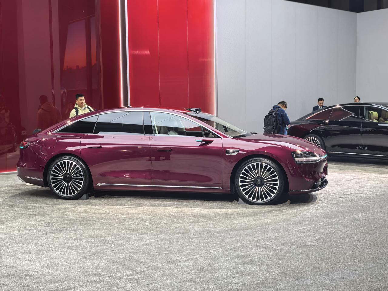 新款享界S9发布，30.98万起！虽然是改款，但是新增了不少东西，全新星云尾灯，