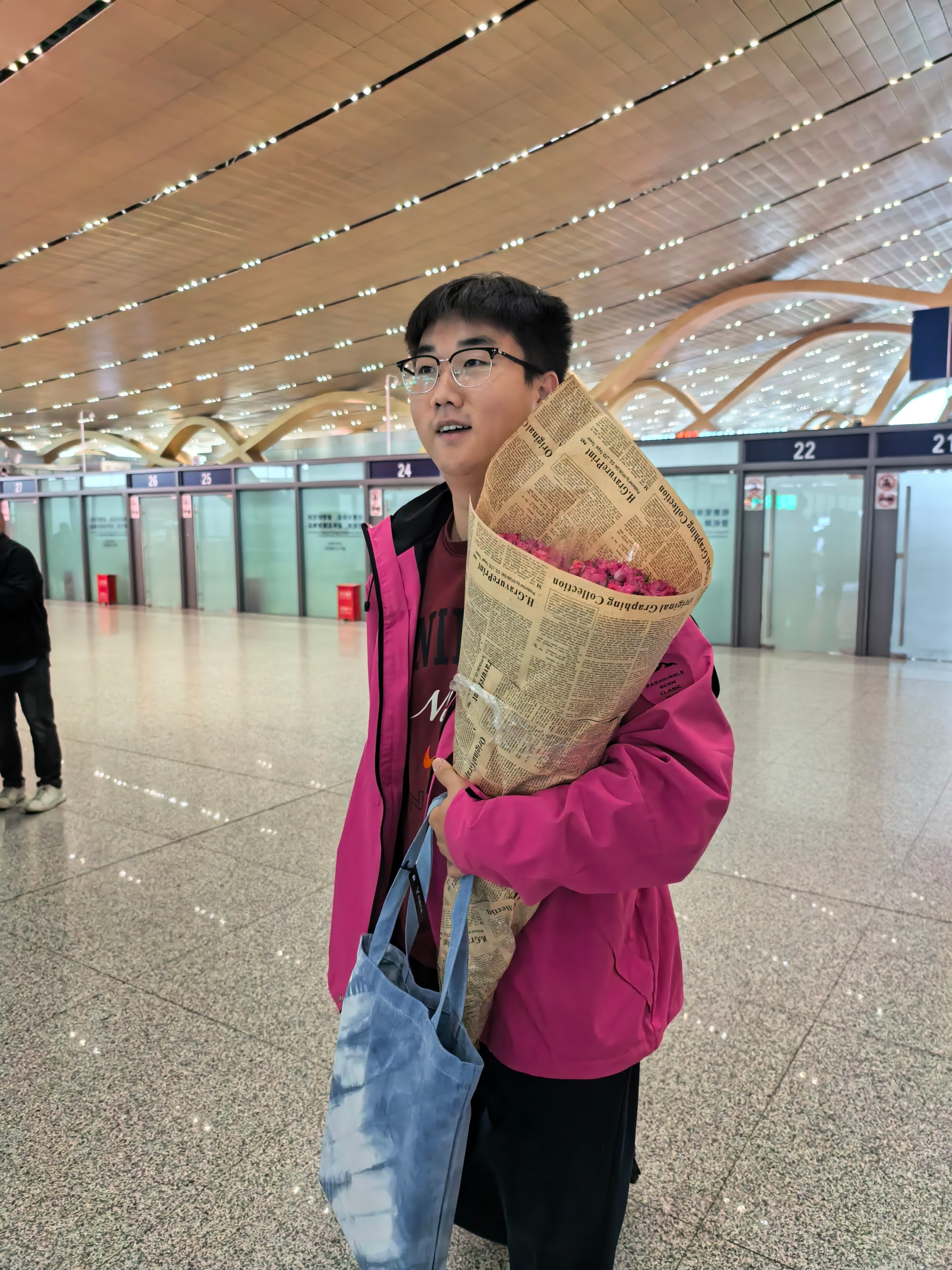 没结婚的小伙子就是不一样，坐三个小时飞机也要给女朋友捎束鲜花。[大笑]​​​