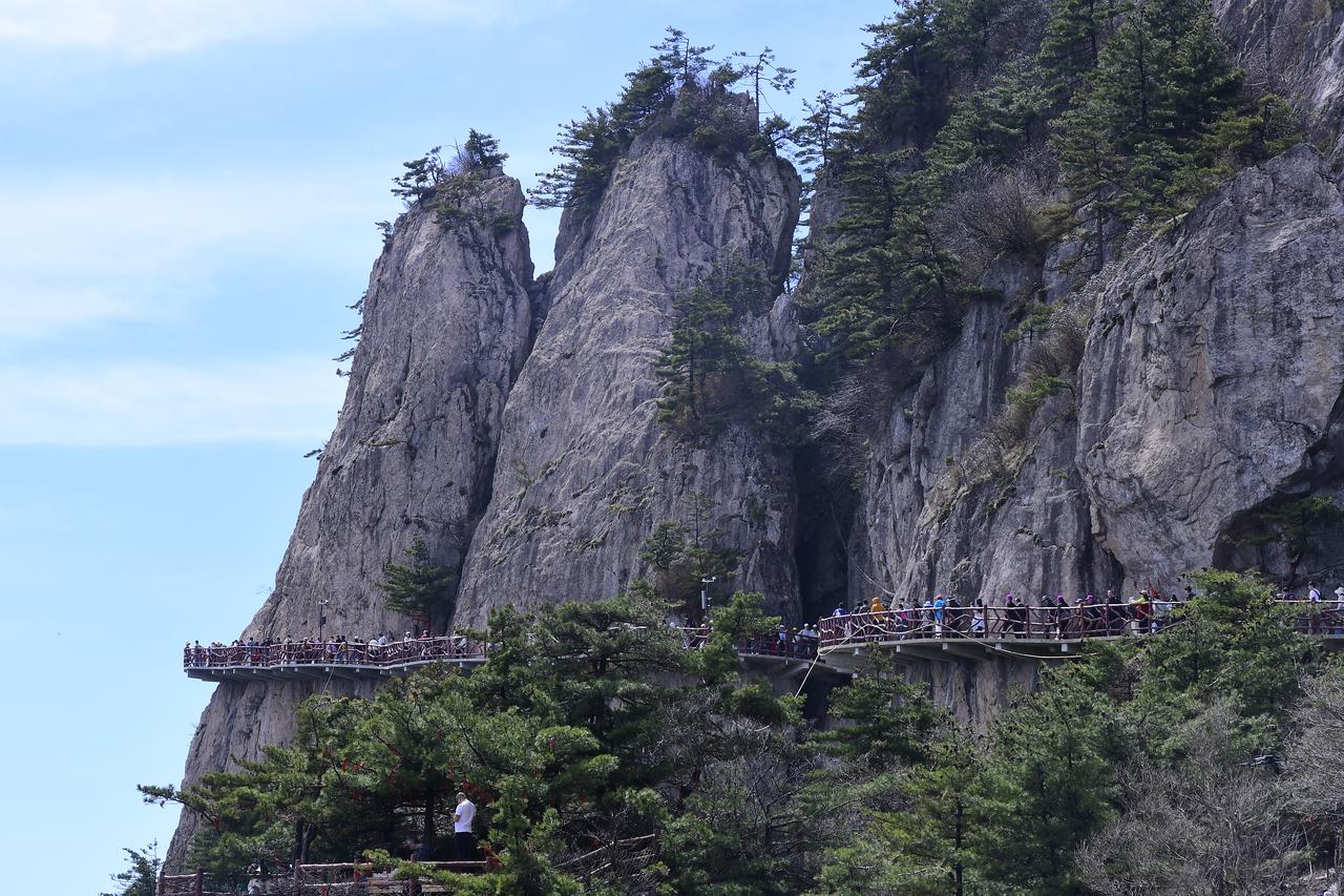 老君山是洛阳一个著名景点之一。我们旅行的最后一天来到了老君山。因为提前做了攻略