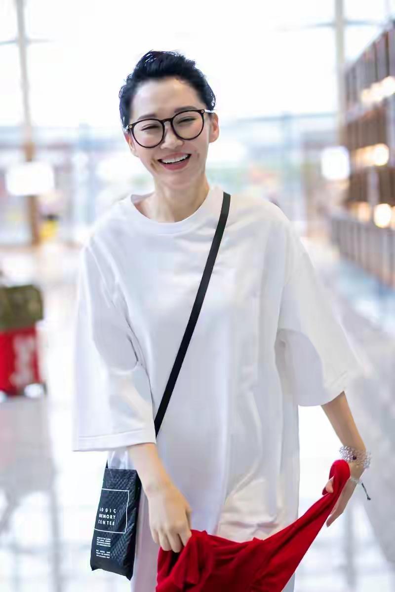 五十七岁的许晴越来越年轻了，穿上这身衣服，好像比三十年前都年轻。三十年前许晴就
