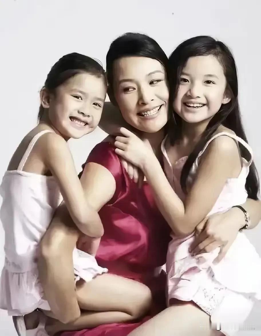 萝莉岛风波持续发酵，也让无数国人重翻一段尘封旧账——1998年那场看似完美、实则