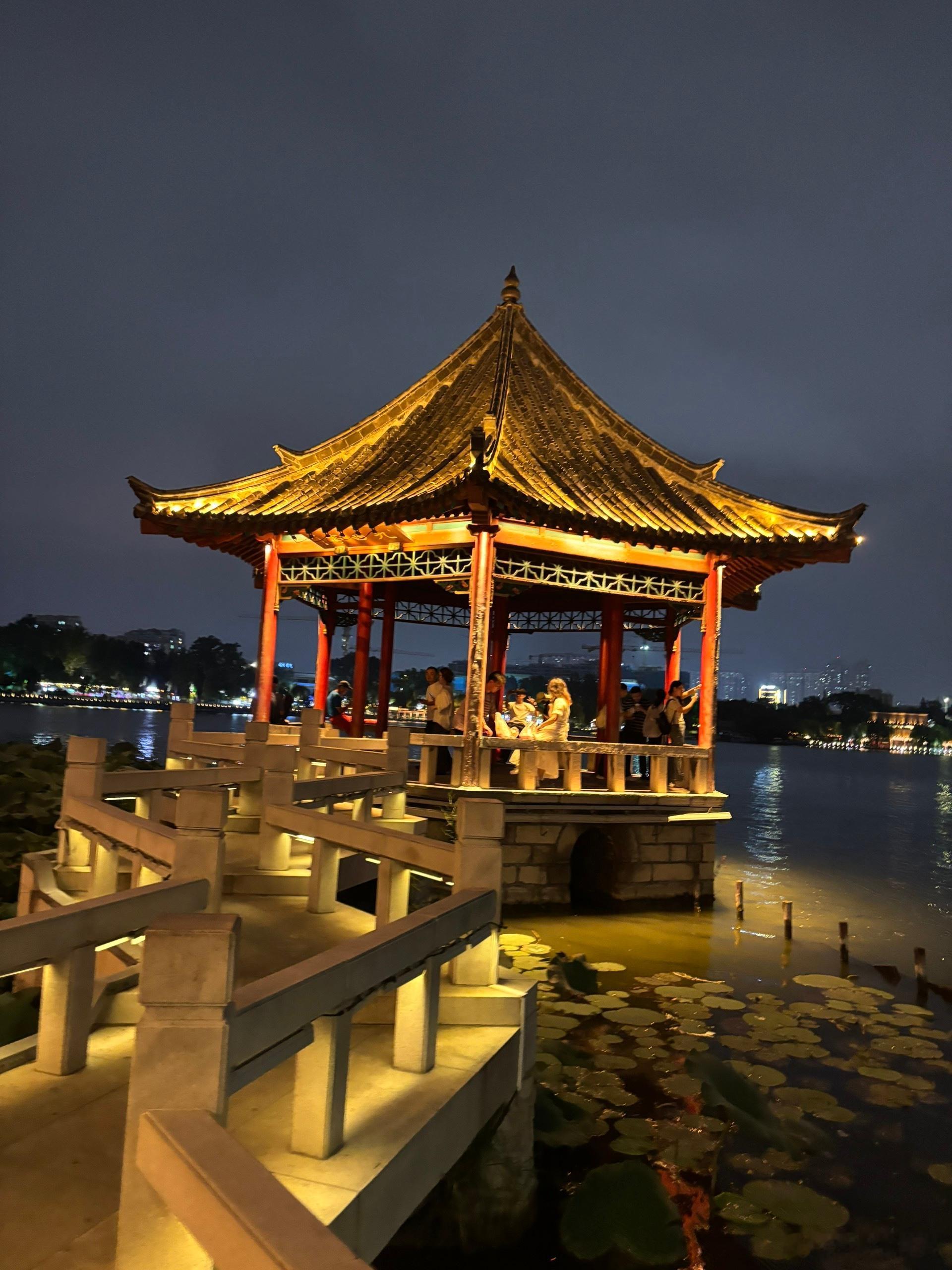 济南的夜生活，其实也还不错，我第二次到济南，感觉这个省会城市也挺有活力的，青岛的