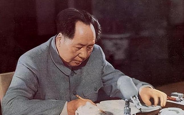 建国后，毛主席极少出席同志追悼会，他曾考虑自身最高领导人身份，到场容易冲淡逝者本
