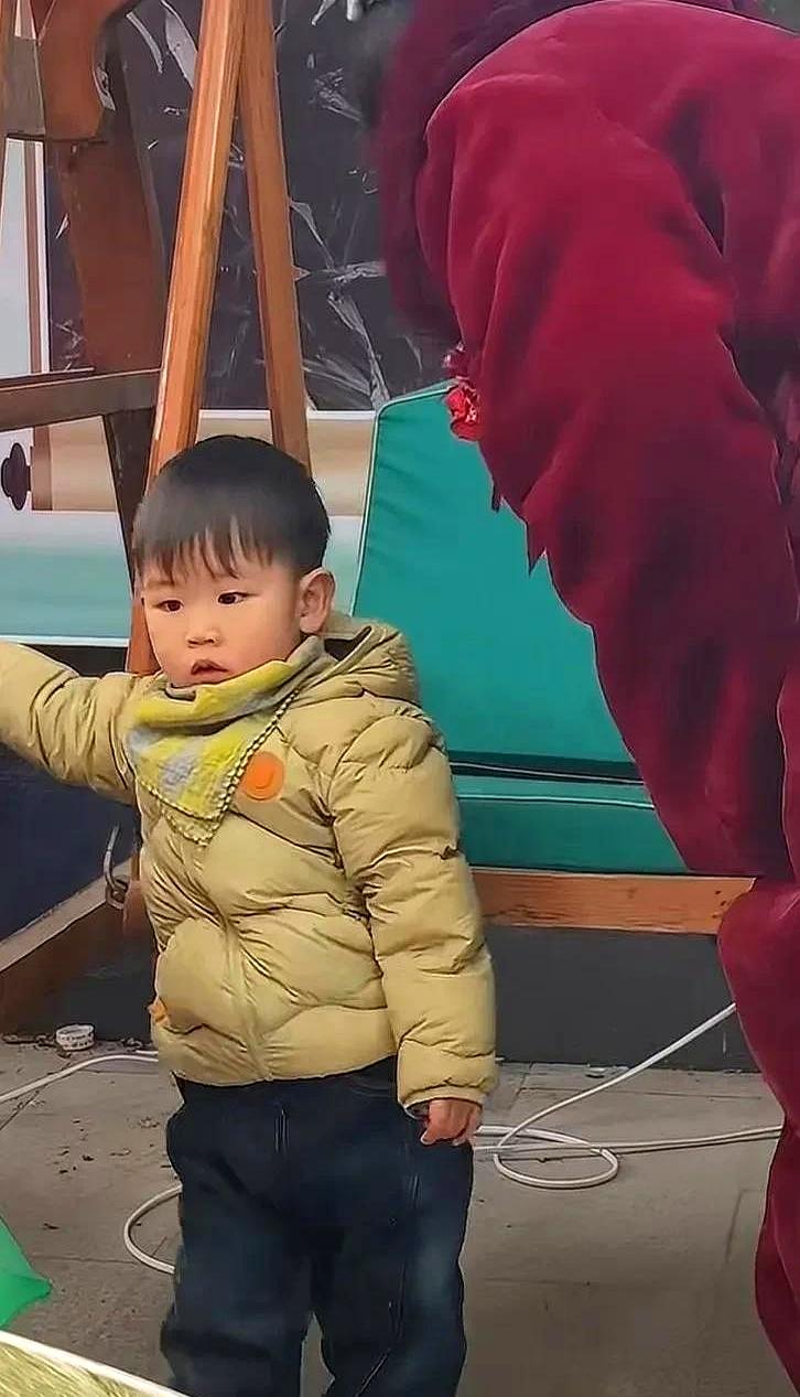 大衣哥孙子被嘲“痴呆”，姑姑婚礼现场，大衣嫂抱起他，笑得合不拢嘴。网上那