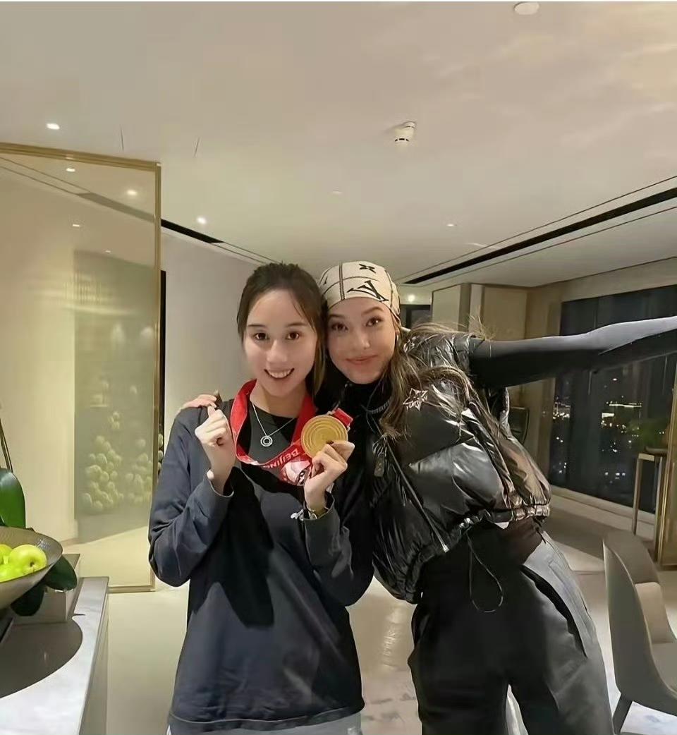 谷爱凌晒出了她与何超欣（赌王最小的女儿）一同度假的合照。真让人没想到，谷爱凌和赌