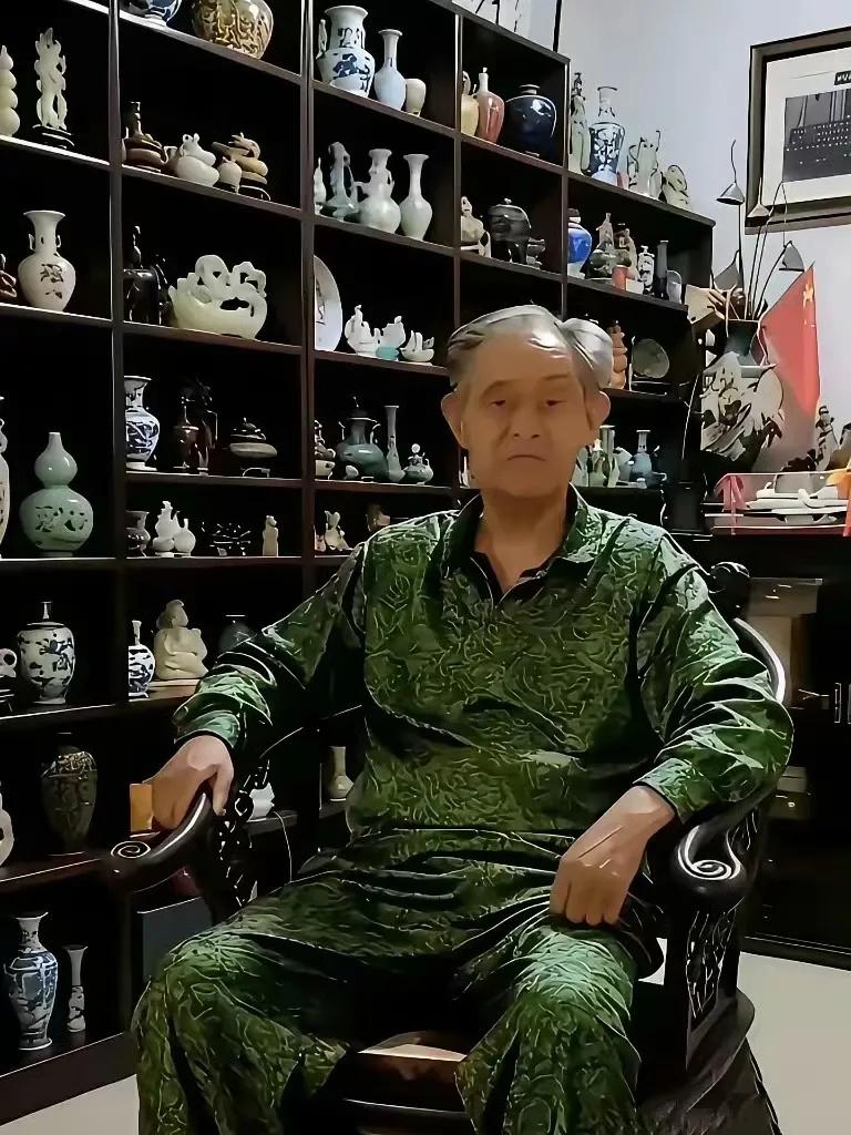 南京博物馆原馆长的确气质不一样，这后面瓶瓶罐罐感觉价值不菲！