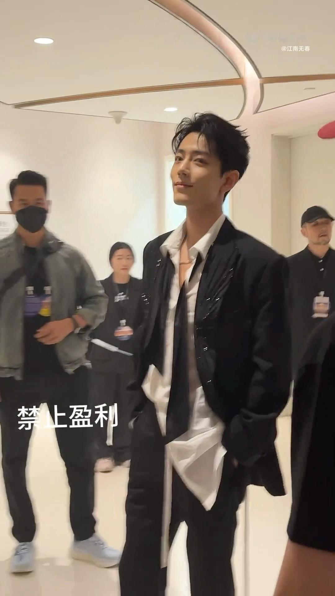 肖战好长一条人…这个惊人的比例🫢​​​