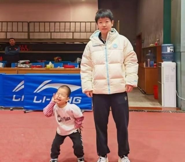 这谁家孩子太e了吧!莎莎姐姐都被整拘谨了!这几天莎莎在河北队训练准备全运会,训练
