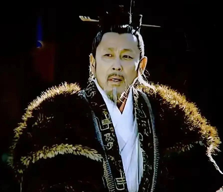 刘邦临终前，死死拉着吕雉的手叮嘱：“我死后，满朝文武你皆可杀，唯独这一人，你绝不能动分毫！”吕雉满脸