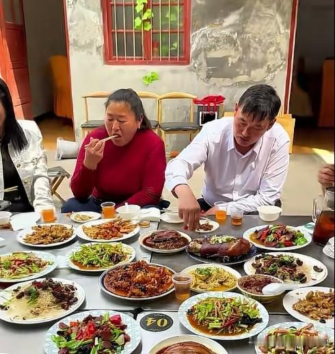 大衣哥朱之文点赞单县八里河玉明饭店，盛赞传统老味道就是好吃。“大衣哥”朱之文