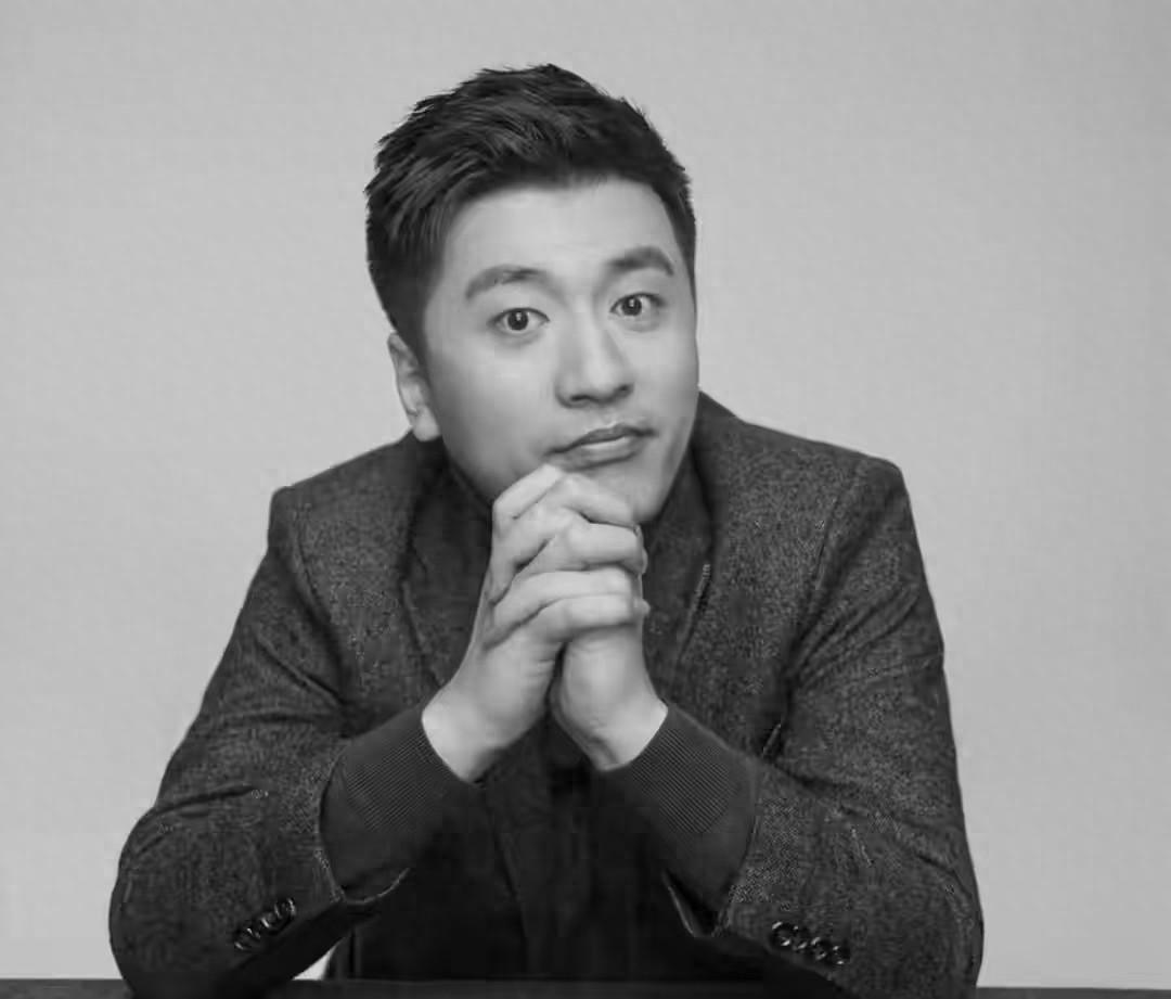 张雪峰猝死继承过亿财产女儿被紧急接回，据说书包都没来得及收。 才40多岁，就