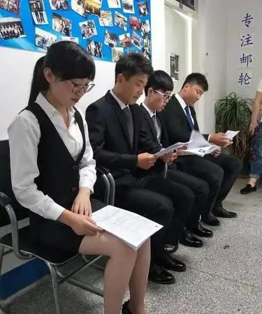 🌛最近，我哥去参加了一个面试，考官问他：一匹马从中国跑到了美国，它叫什么？
