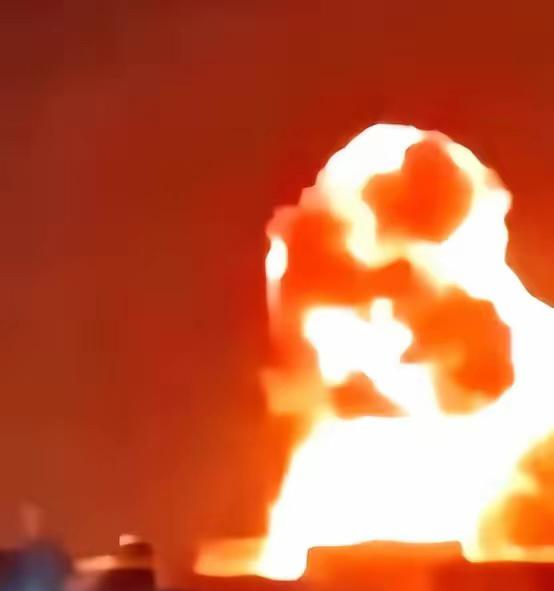 五枚导弹，拦下四枚，就那漏网的一枚，不偏不倚，正中天灵盖。炸的不是别的地方，是卡