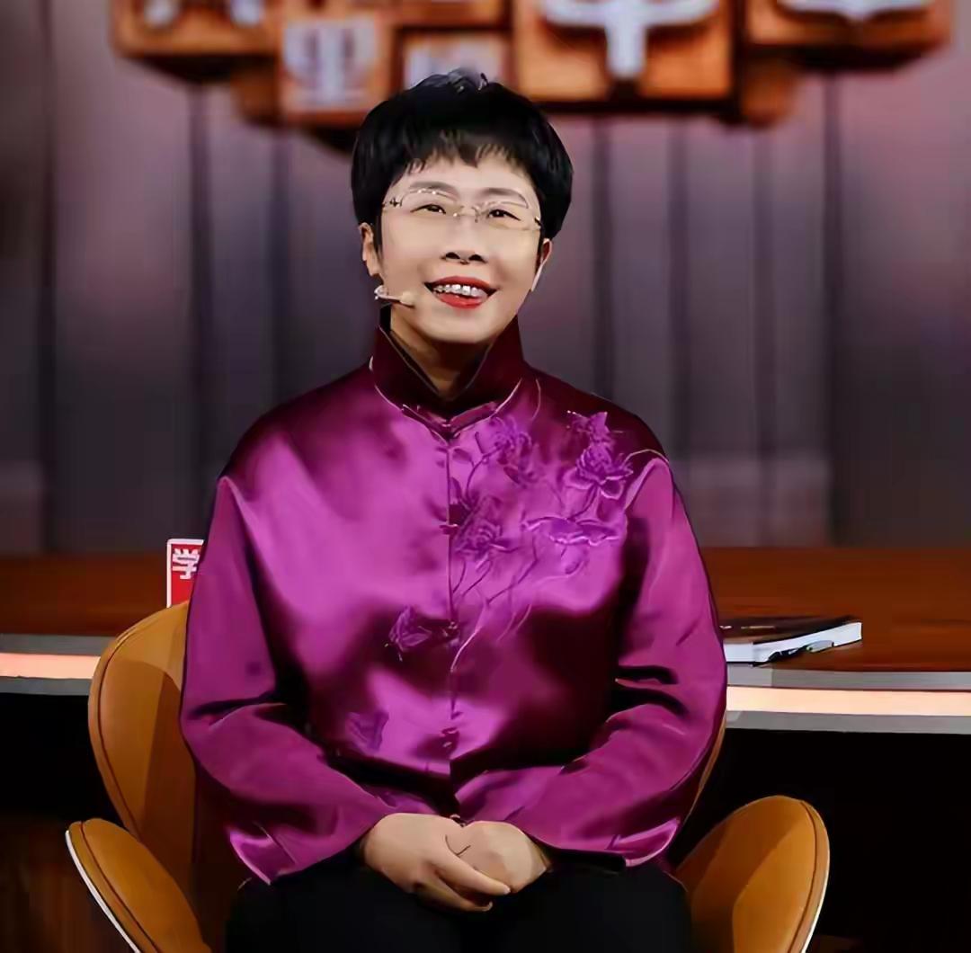 北大才女蒙曼49岁，至今单身未婚，朱迅问她：“你最想嫁给谁？”没想到，她脱口而出