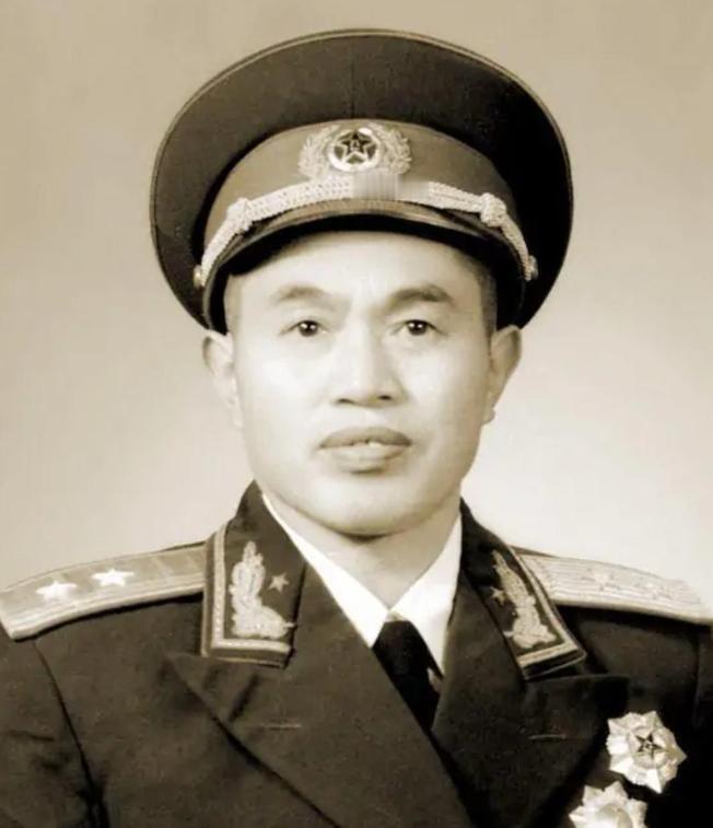 1939年，一个大学生连长听错了命令，放跑了日军，皮定均气坏了，准备枪毙他，刘伯