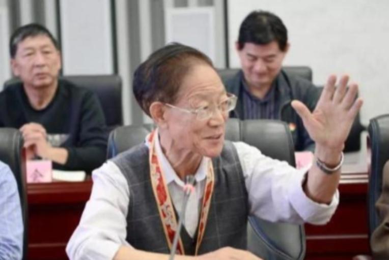 "人年纪大了，用不了那么多钱。"2020年，一辈子省吃俭用的大学教授王泽霖，一次