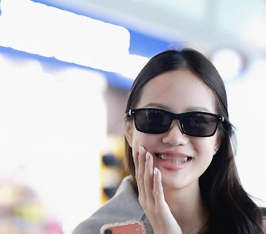 8月30日，钟丽缇的二女儿Jaden独自现身北京机场，准备去波士顿读大学，她脸长