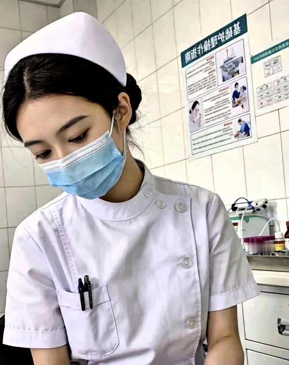 男生住院输液，见护士长得可爱，便打趣问她是哪里人。护士一边忙手头活，头也没抬，回