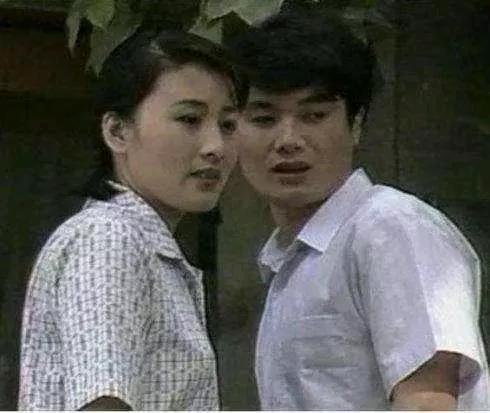 1989年，《渴望》拍到一半时，饰演刘慧芳的张凯丽哀求导演说:“导演，你赶紧把