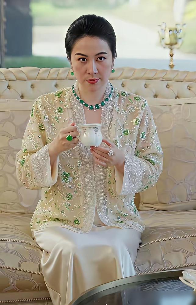 吴京在几十亿大制作里拿枪扫射的时候，他的前女友叶璇正盘着头发，在三分钟一集的短剧