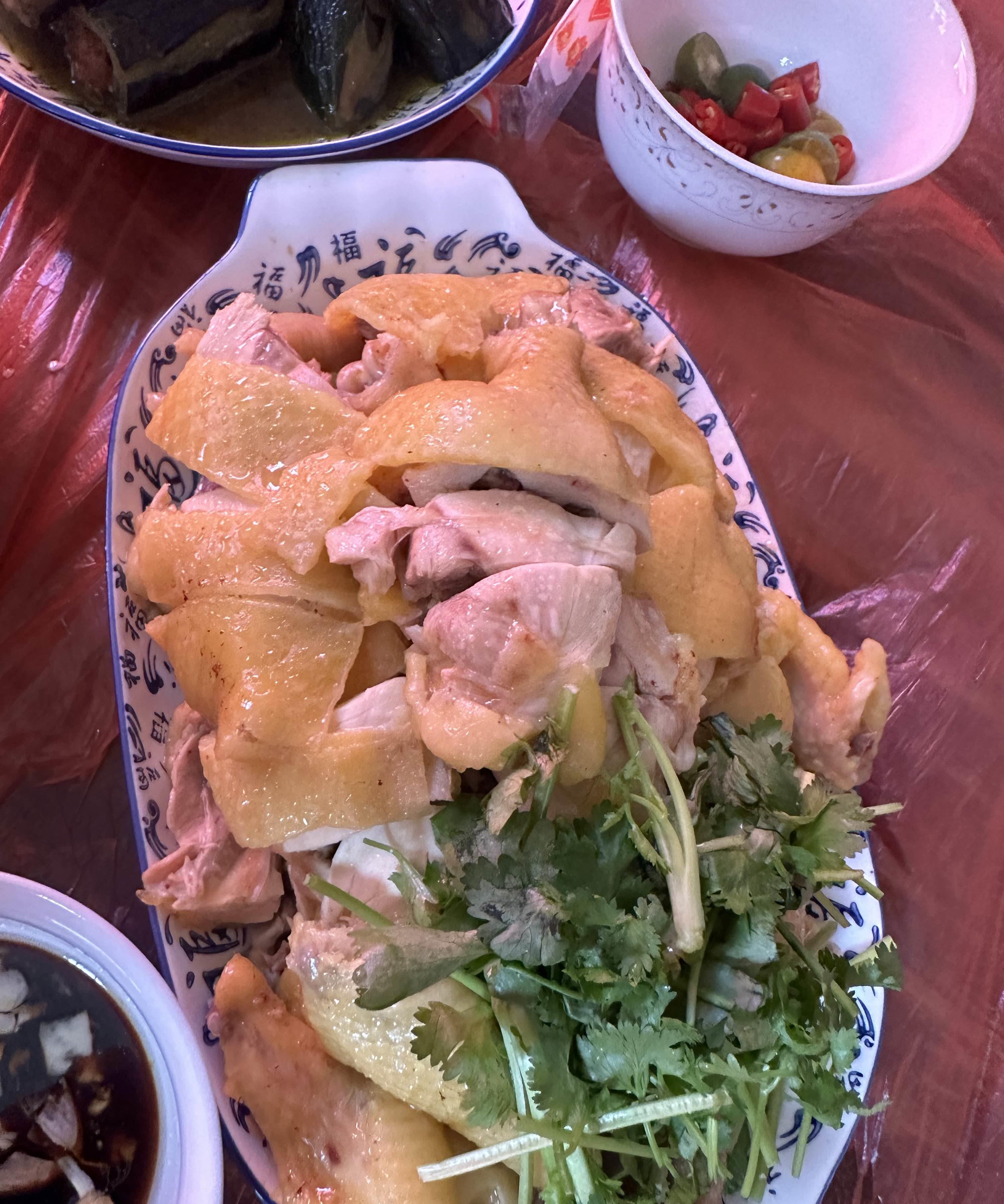 家人们谁懂啊！今天在广东吃着白切鸡，这也太香了吧！金黄鸡皮滑溜溜，鸡肉又嫩又入味