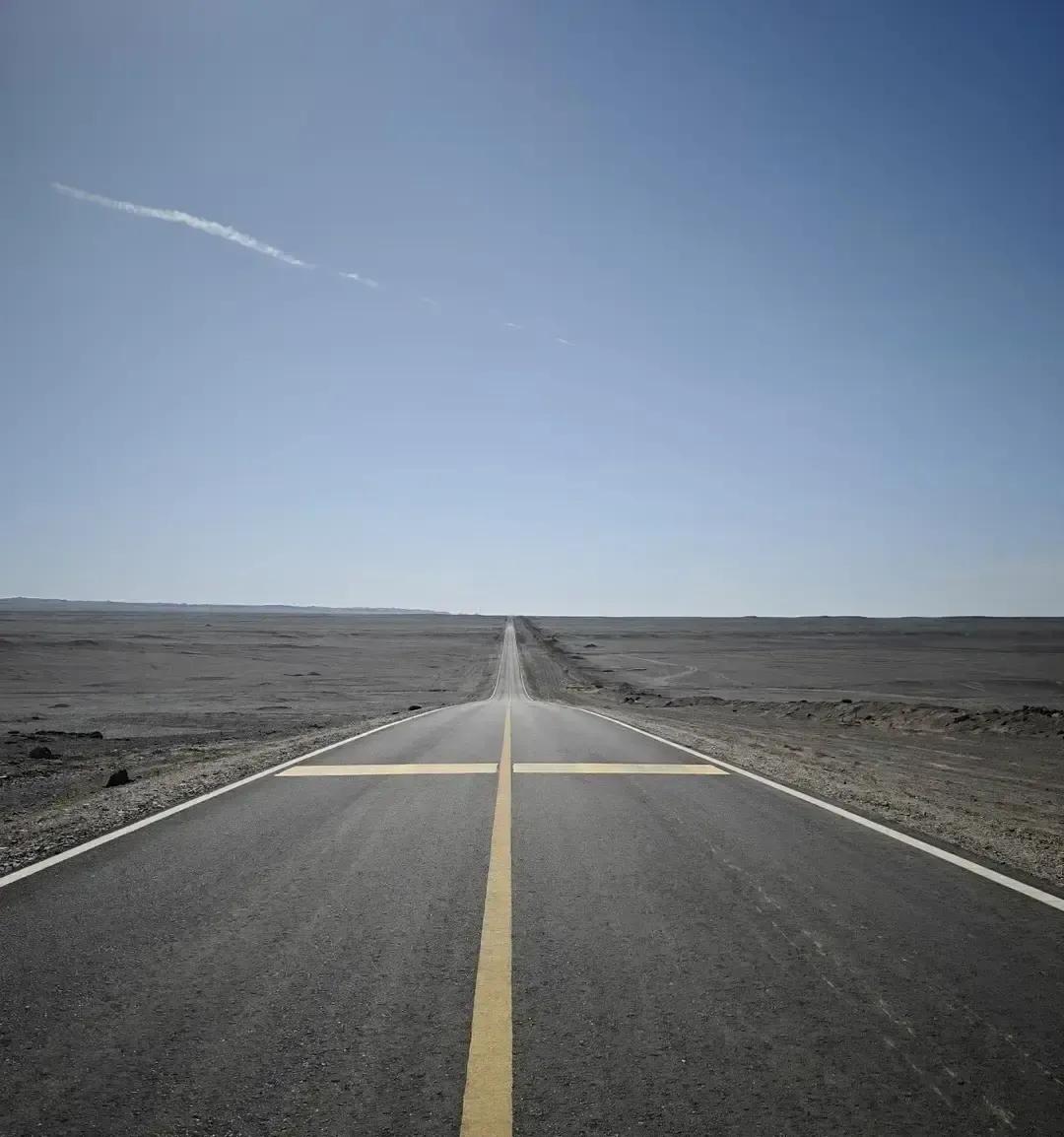 女游客饿得发慌，在无人区路边摊问价，一桶泡面230，一个馕50，她当场傻眼。老