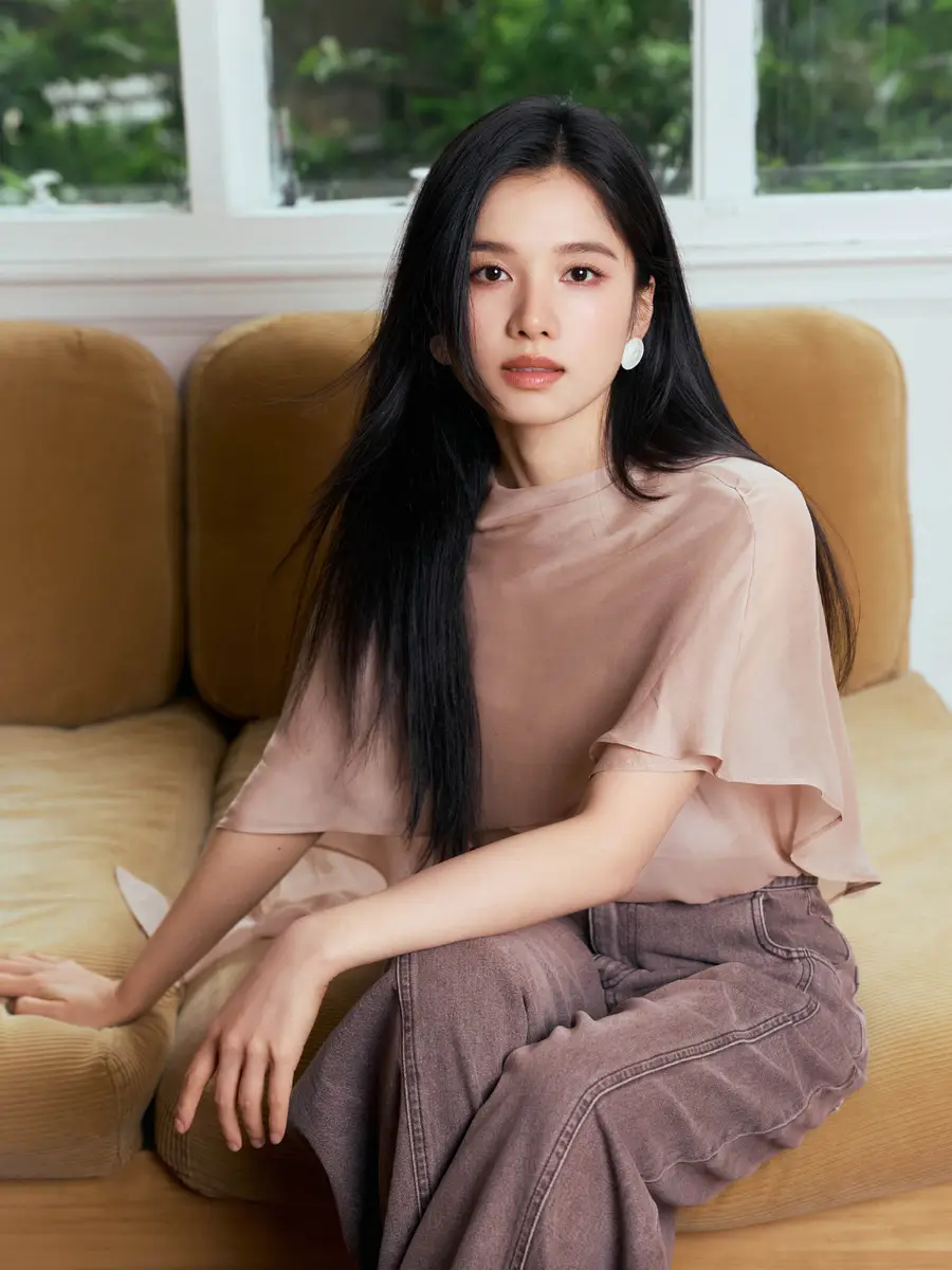 张婧仪怀抱鲜花回眸仪态万千黑长直造型矜持优雅