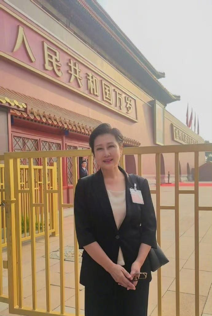 9月3日，张凯丽现身天安门阅兵现场，她穿了一身黑色西装套装，头发抹了发油和发蜡梳
