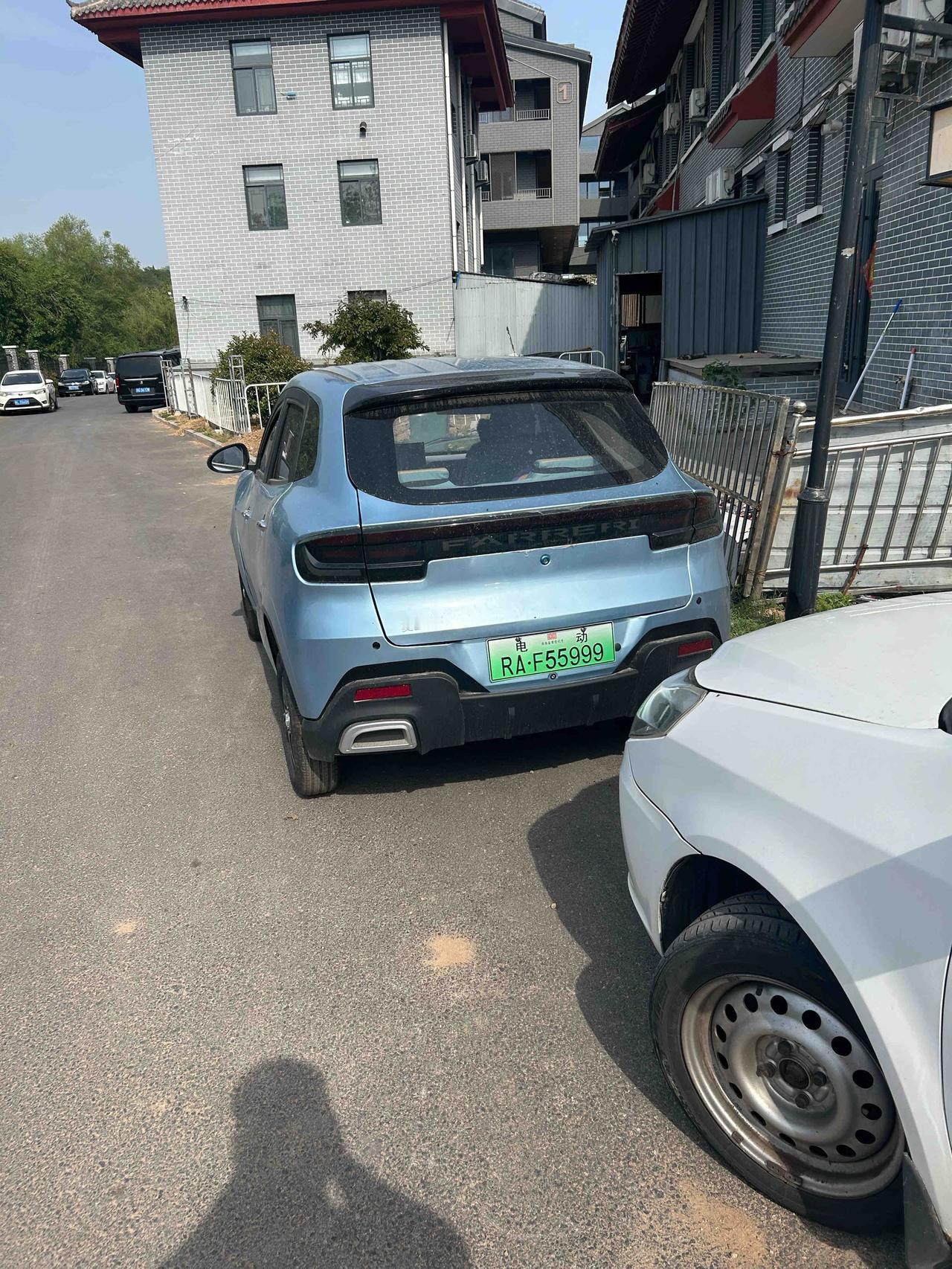 路上偶遇一款车，远处看很熟悉，走近一看，保时捷哭了[笑着哭]