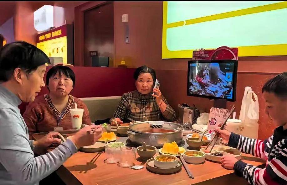 傻儿媳妇，拍照片的时候，要提醒你婆婆注意表情管理，本来吃饭的时候说说笑笑，接了一